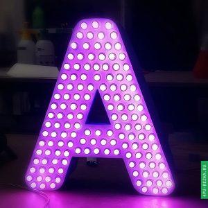 Розовые световые буквы с точечной подсветкой