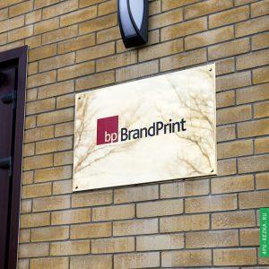 Табличка на фасад золотая из оргстекла