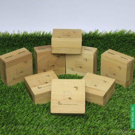Сувенирная коробка для флешки из дерева