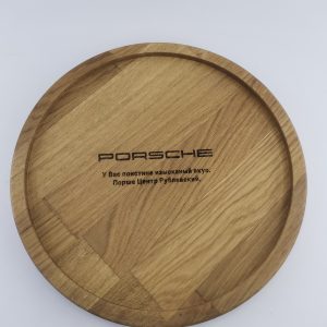 Текстура натурального дуба и желобок по периметру на круглом подносе Porsche
