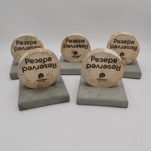Двусторонняя лазерная гравировка на деревянных табличках Резерв для ресторана